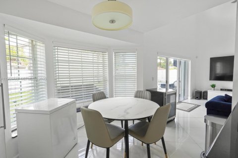 House in Sunrise, Florida 4 bedrooms, 212.19 sq.m. № 2020859 - photo 12