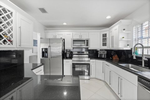 House in Sunrise, Florida 4 bedrooms, 212.19 sq.m. № 2020859 - photo 11