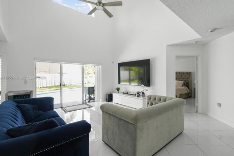 House in Sunrise, Florida 4 bedrooms, 212.19 sq.m. № 2020859 - photo 8