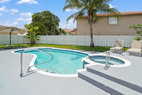 House in Sunrise, Florida 4 bedrooms, 212.19 sq.m. № 2020859 - photo 23