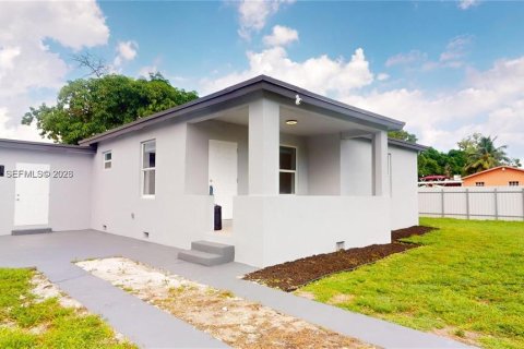 Casa en venta en Hialeah, Florida, 2 dormitorios, 76.64 m2 № 2381005 - foto 2