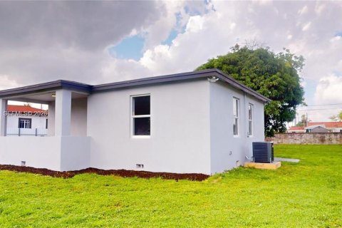 Casa en venta en Hialeah, Florida, 2 dormitorios, 76.64 m2 № 2381005 - foto 22