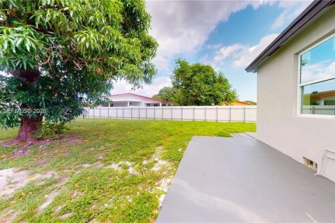 Casa en venta en Hialeah, Florida, 2 dormitorios, 76.64 m2 № 2381005 - foto 23