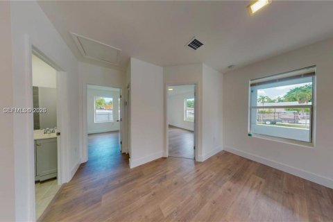 Casa en venta en Hialeah, Florida, 2 dormitorios, 76.64 m2 № 2381005 - foto 14