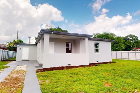 Casa en Hialeah, Florida 2 dormitorios, 76.64 m2 № 2381005