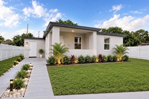 Casa en venta en Hialeah, Florida, 2 dormitorios, 76.64 m2 № 2381005 - foto 3