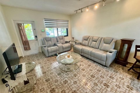 Propiedad comercial en venta en North Miami, Florida, 241.55 m2 № 1847714 - foto 5