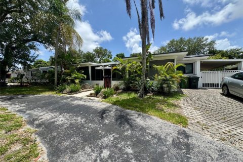 Propiedad comercial en venta en North Miami, Florida, 241.55 m2 № 1847714 - foto 2