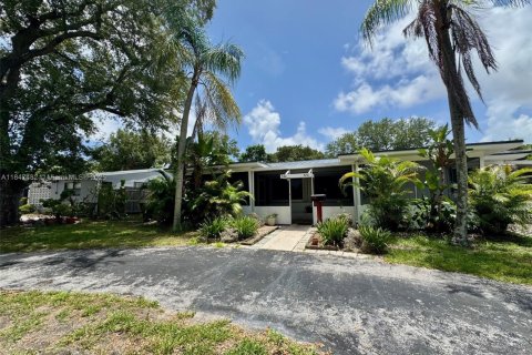 Propiedad comercial en venta en North Miami, Florida, 241.55 m2 № 1847714 - foto 1