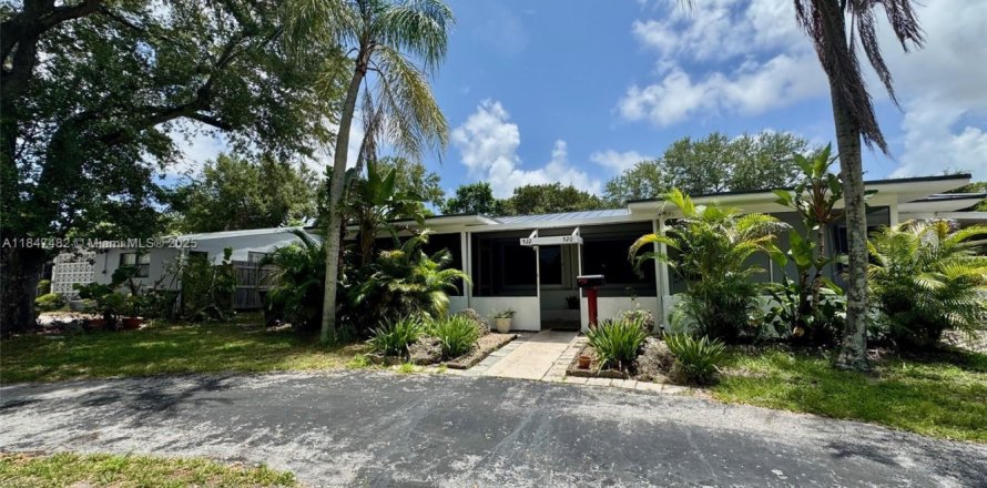 Propiedad comercial en North Miami, Florida 241.55 m2 № 1847714