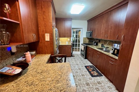 Propiedad comercial en venta en North Miami, Florida, 241.55 m2 № 1847714 - foto 6