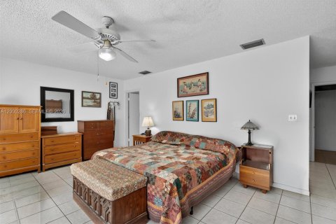 House in South Miami, Florida 4 bedrooms, 274.06 sq.m. № 2067422 - photo 21