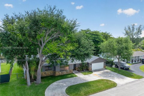 House in South Miami, Florida 4 bedrooms, 274.06 sq.m. № 2067422 - photo 10