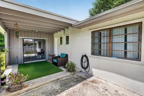 House in South Miami, Florida 4 bedrooms, 274.06 sq.m. № 2067422 - photo 6