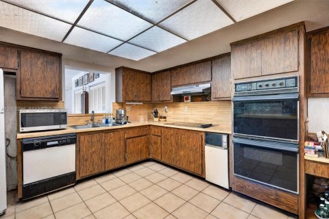 House in South Miami, Florida 4 bedrooms, 274.06 sq.m. № 2067422 - photo 19