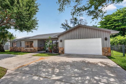 House in South Miami, Florida 4 bedrooms, 274.06 sq.m. № 2067422 - photo 2