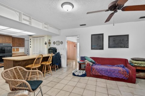 House in South Miami, Florida 4 bedrooms, 274.06 sq.m. № 2067422 - photo 15