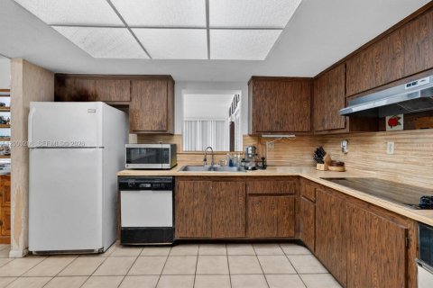 House in South Miami, Florida 4 bedrooms, 274.06 sq.m. № 2067422 - photo 20