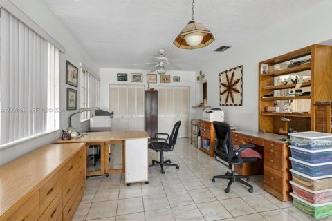 House in South Miami, Florida 4 bedrooms, 274.06 sq.m. № 2067422 - photo 18