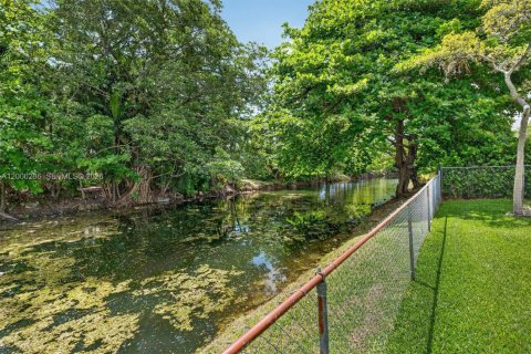 House in South Miami, Florida 4 bedrooms, 274.06 sq.m. № 2067422 - photo 9