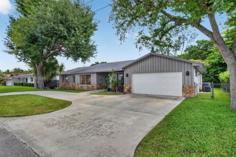 House in South Miami, Florida 4 bedrooms, 274.06 sq.m. № 2067422 - photo 3