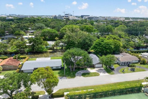 House in South Miami, Florida 4 bedrooms, 274.06 sq.m. № 2067422 - photo 11