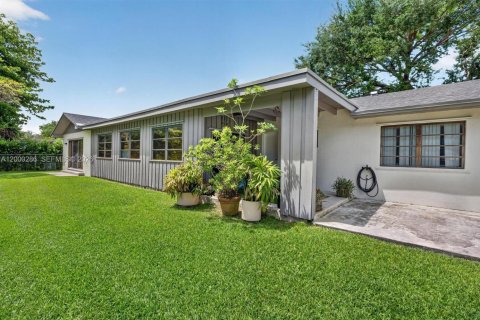 House in South Miami, Florida 4 bedrooms, 274.06 sq.m. № 2067422 - photo 5