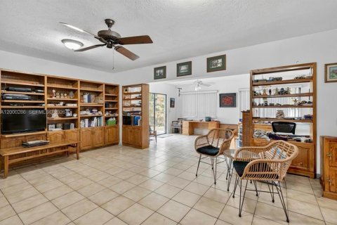 House in South Miami, Florida 4 bedrooms, 274.06 sq.m. № 2067422 - photo 14