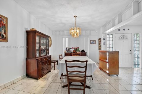 House in South Miami, Florida 4 bedrooms, 274.06 sq.m. № 2067422 - photo 13