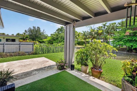 House in South Miami, Florida 4 bedrooms, 274.06 sq.m. № 2067422 - photo 7