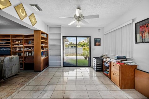 House in South Miami, Florida 4 bedrooms, 274.06 sq.m. № 2067422 - photo 17