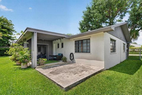 House in South Miami, Florida 4 bedrooms, 274.06 sq.m. № 2067422 - photo 4