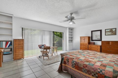 House in South Miami, Florida 4 bedrooms, 274.06 sq.m. № 2067422 - photo 22