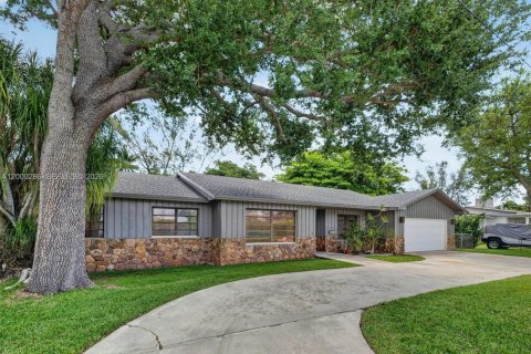 House in South Miami, Florida 4 bedrooms, 274.06 sq.m. № 2067422