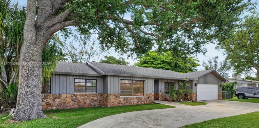 House in South Miami, Florida 4 bedrooms, 274.06 sq.m. № 2067422