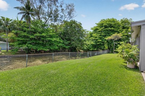 House in South Miami, Florida 4 bedrooms, 274.06 sq.m. № 2067422 - photo 8