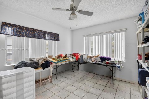 House in South Miami, Florida 4 bedrooms, 274.06 sq.m. № 2067422 - photo 28