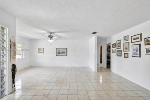 House in South Miami, Florida 4 bedrooms, 274.06 sq.m. № 2067422 - photo 12