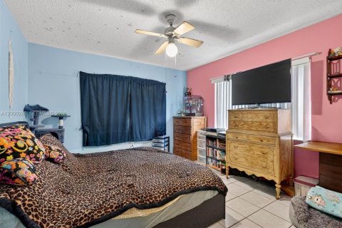 House in South Miami, Florida 4 bedrooms, 274.06 sq.m. № 2067422 - photo 30