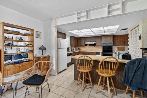 House in South Miami, Florida 4 bedrooms, 274.06 sq.m. № 2067422 - photo 16