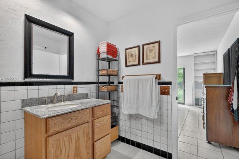 House in South Miami, Florida 4 bedrooms, 274.06 sq.m. № 2067422 - photo 27