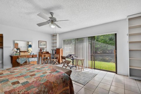 House in South Miami, Florida 4 bedrooms, 274.06 sq.m. № 2067422 - photo 23