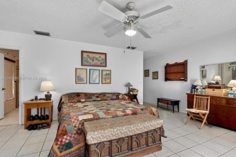 House in South Miami, Florida 4 bedrooms, 274.06 sq.m. № 2067422 - photo 24