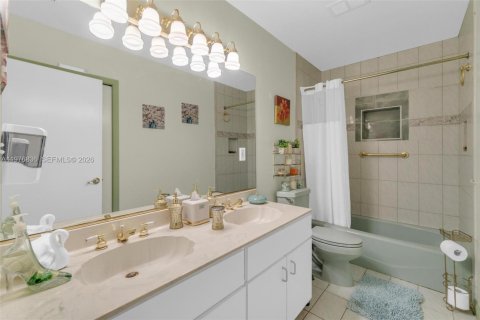 House in Palmetto Bay, Florida 4 bedrooms, 210.24 sq.m. № 2078971 - photo 15