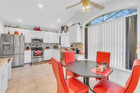 House in Palmetto Bay, Florida 4 bedrooms, 210.24 sq.m. № 2078971 - photo 6