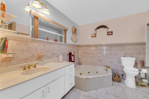 House in Palmetto Bay, Florida 4 bedrooms, 210.24 sq.m. № 2078971 - photo 9