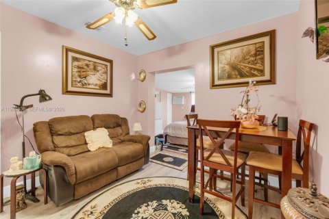 House in Palmetto Bay, Florida 4 bedrooms, 210.24 sq.m. № 2078971 - photo 17