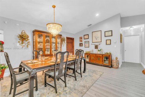 House in Palmetto Bay, Florida 4 bedrooms, 210.24 sq.m. № 2078971 - photo 3