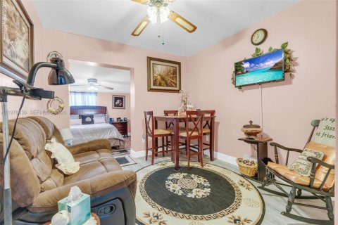 House in Palmetto Bay, Florida 4 bedrooms, 210.24 sq.m. № 2078971 - photo 16