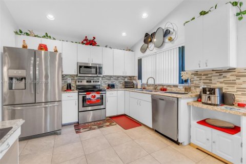 House in Palmetto Bay, Florida 4 bedrooms, 210.24 sq.m. № 2078971 - photo 5